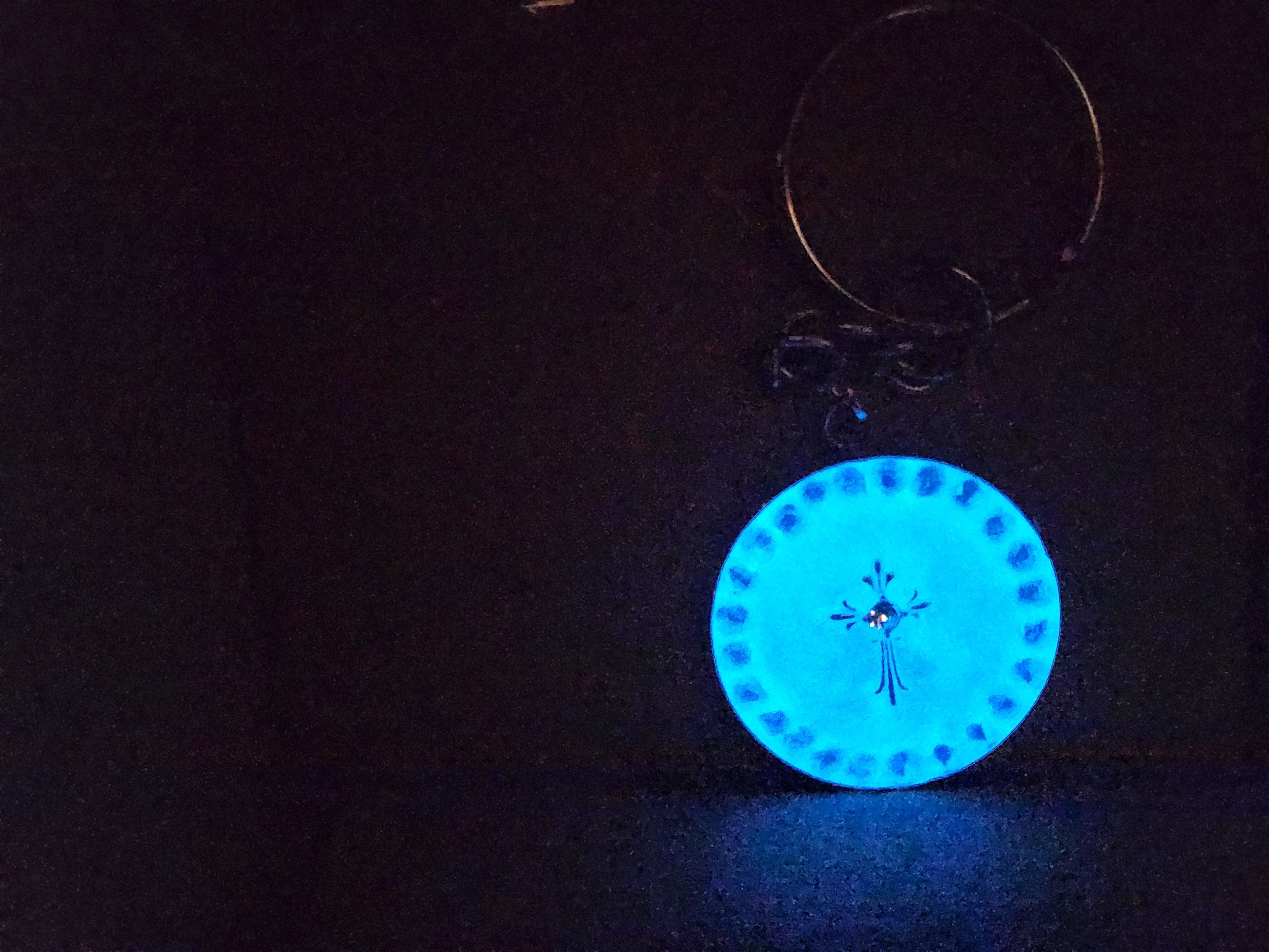 Schlüsselanhänger der im dunkeln leuchtet mit Kreuz