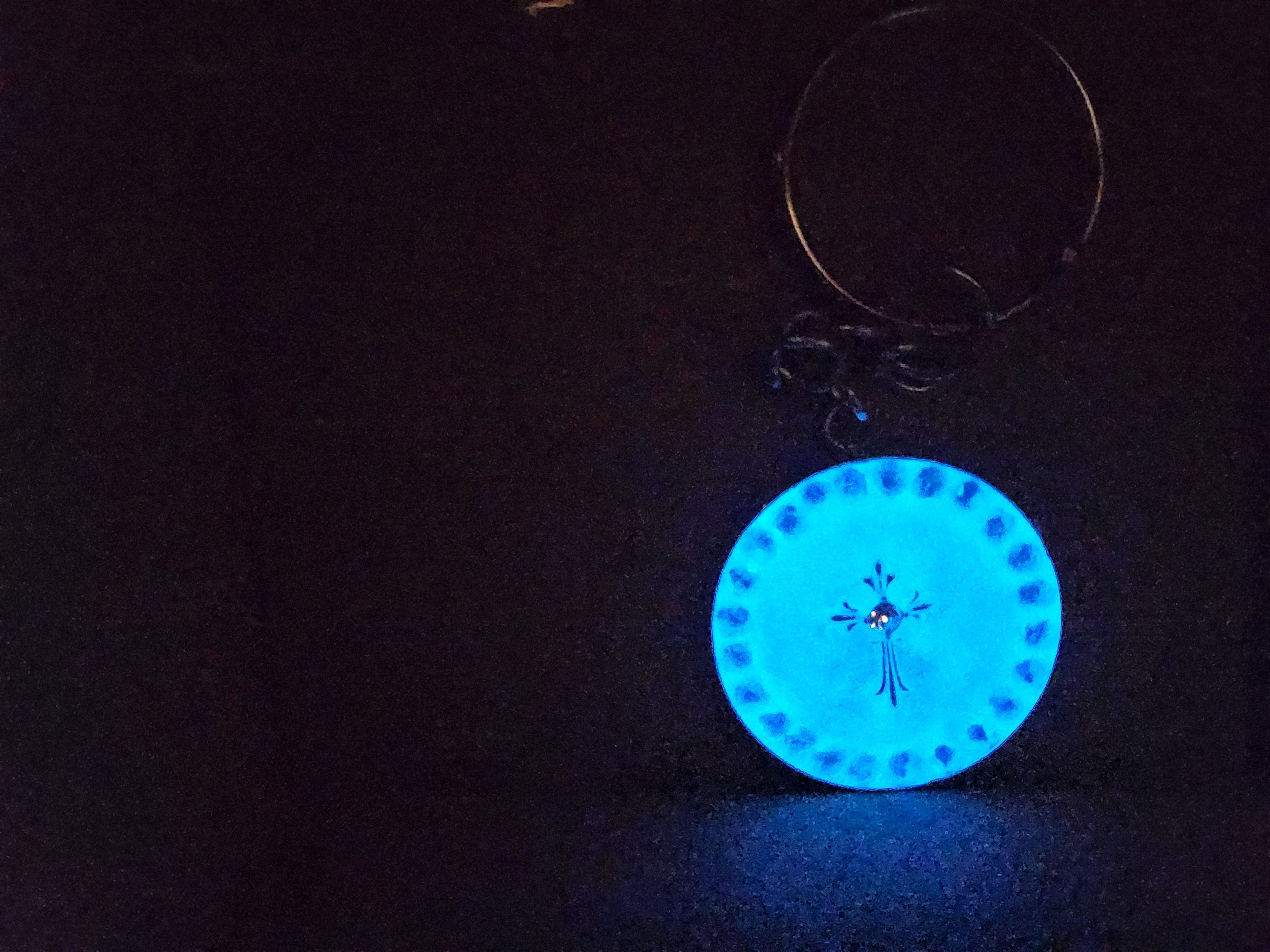 Schlüsselanhänger der im dunkeln leuchtet mit Kreuz