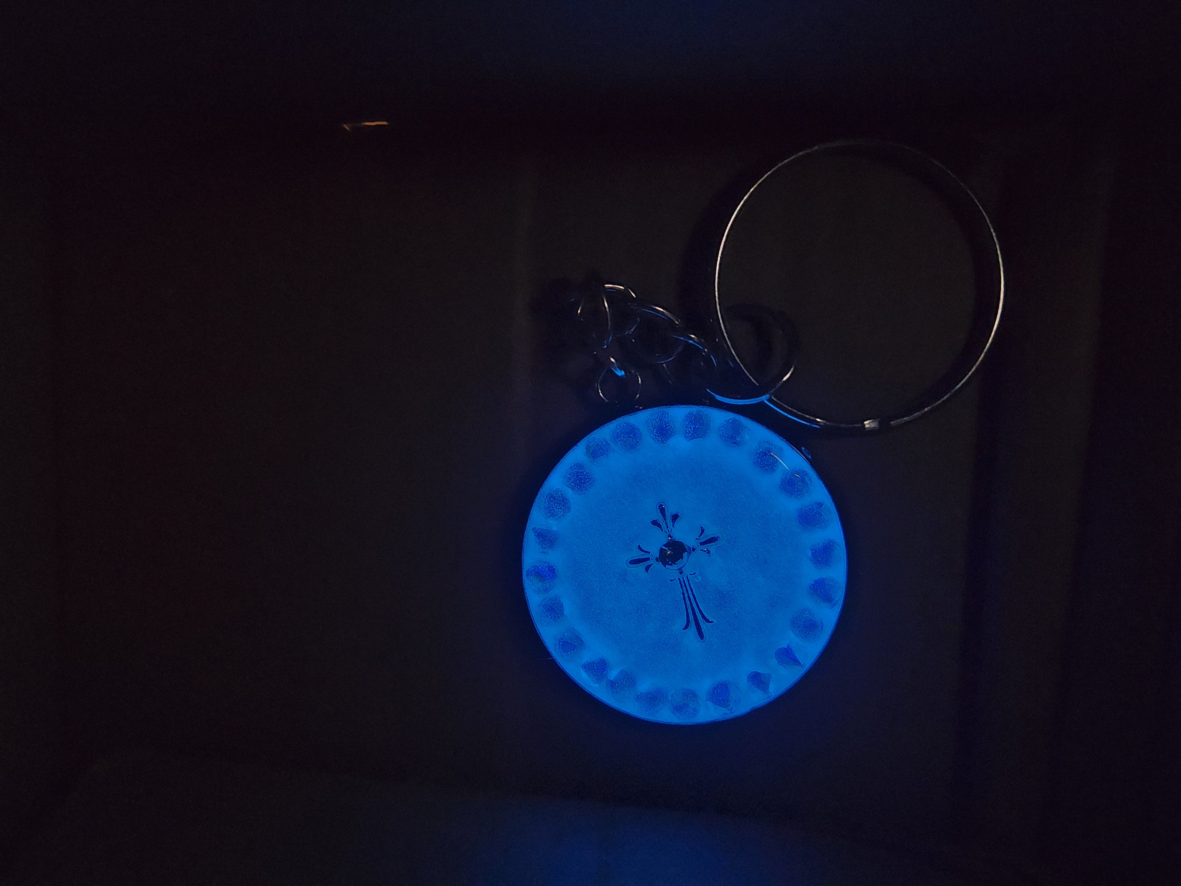 Schlüsselanhänger der im dunkeln leuchtet mit Kreuz