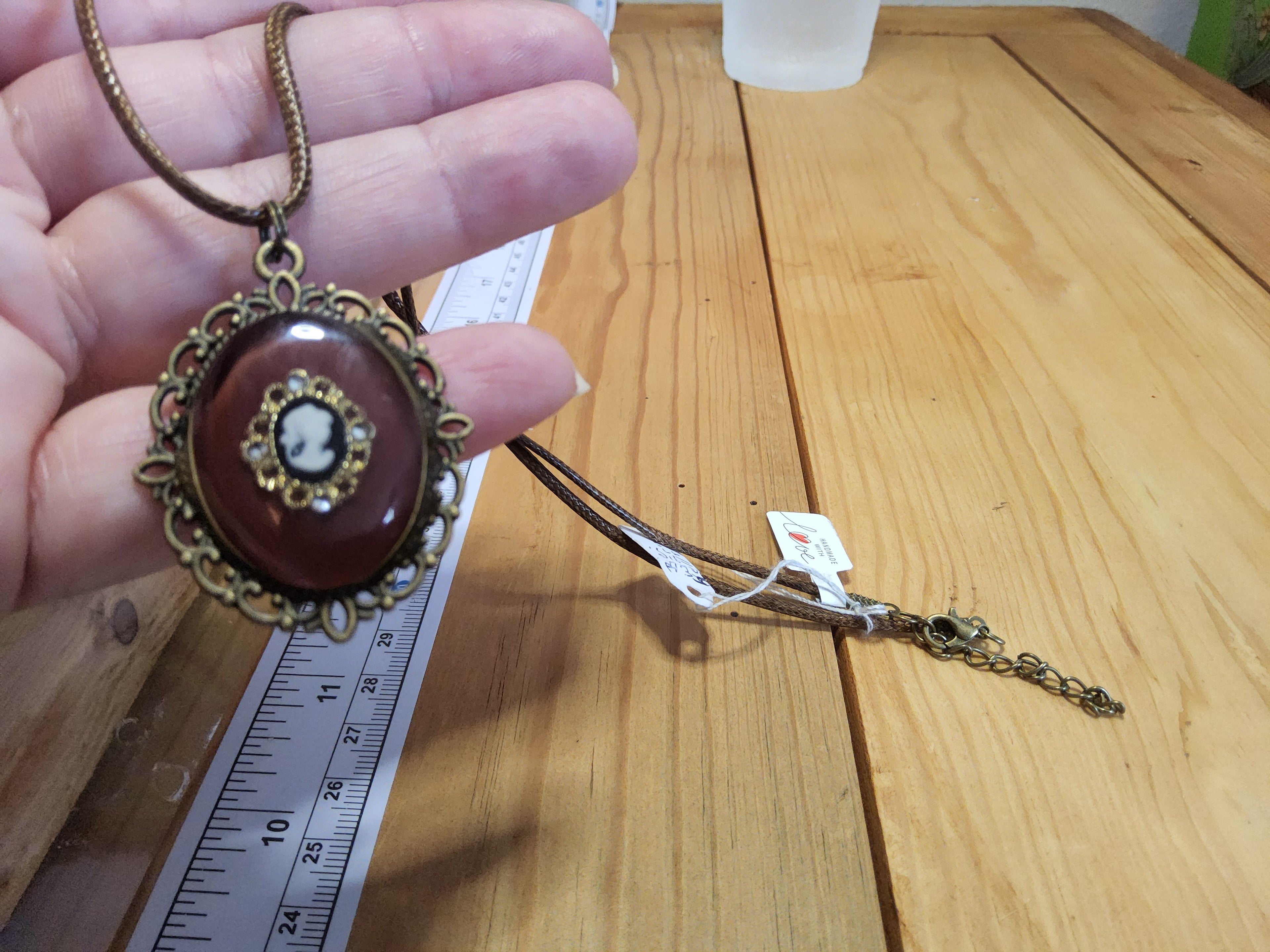 Kette mit Amulett und Farbwechsel