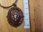 Kette mit Amulett und Farbwechsel