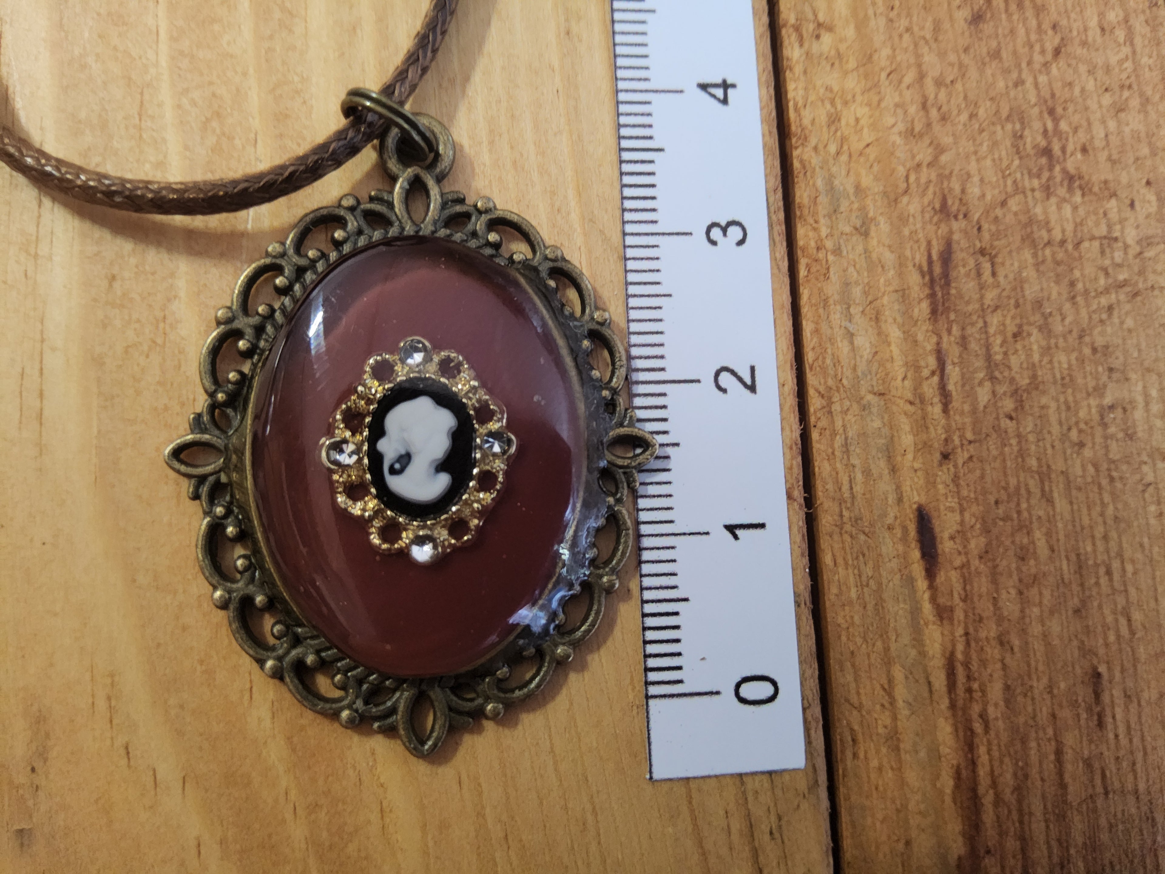 Kette mit Amulett und Farbwechsel