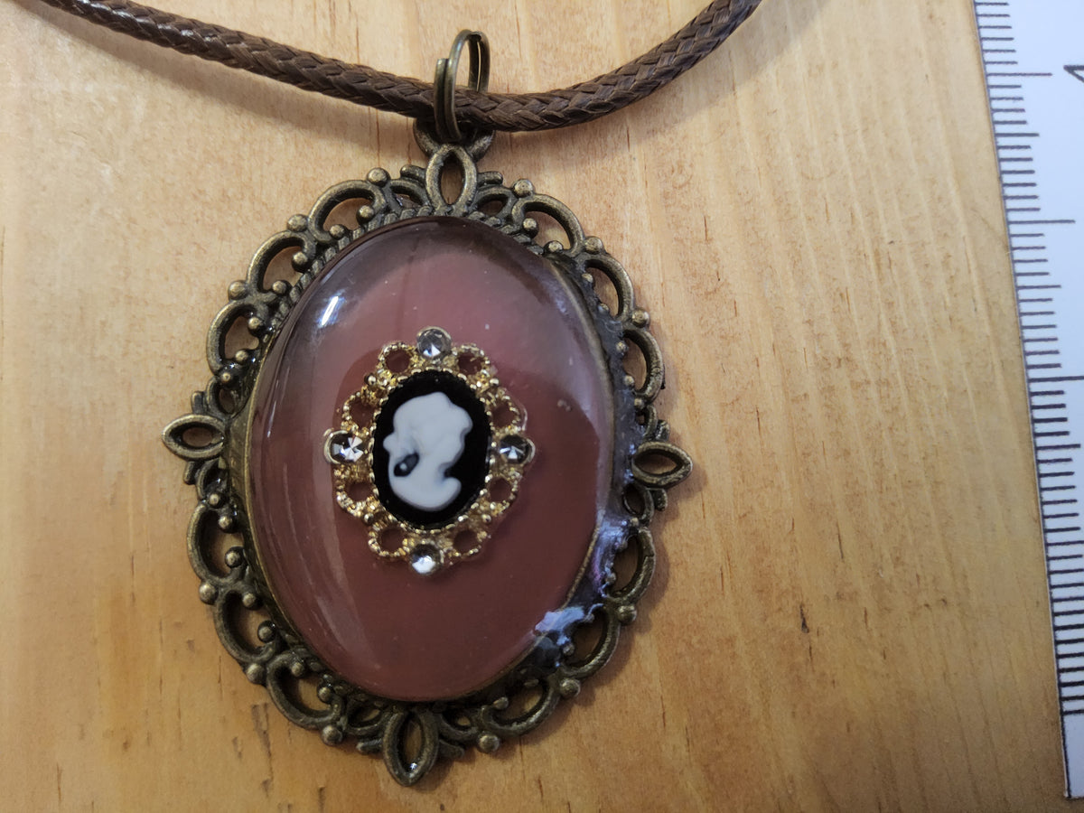 Kette mit Amulett und Farbwechsel