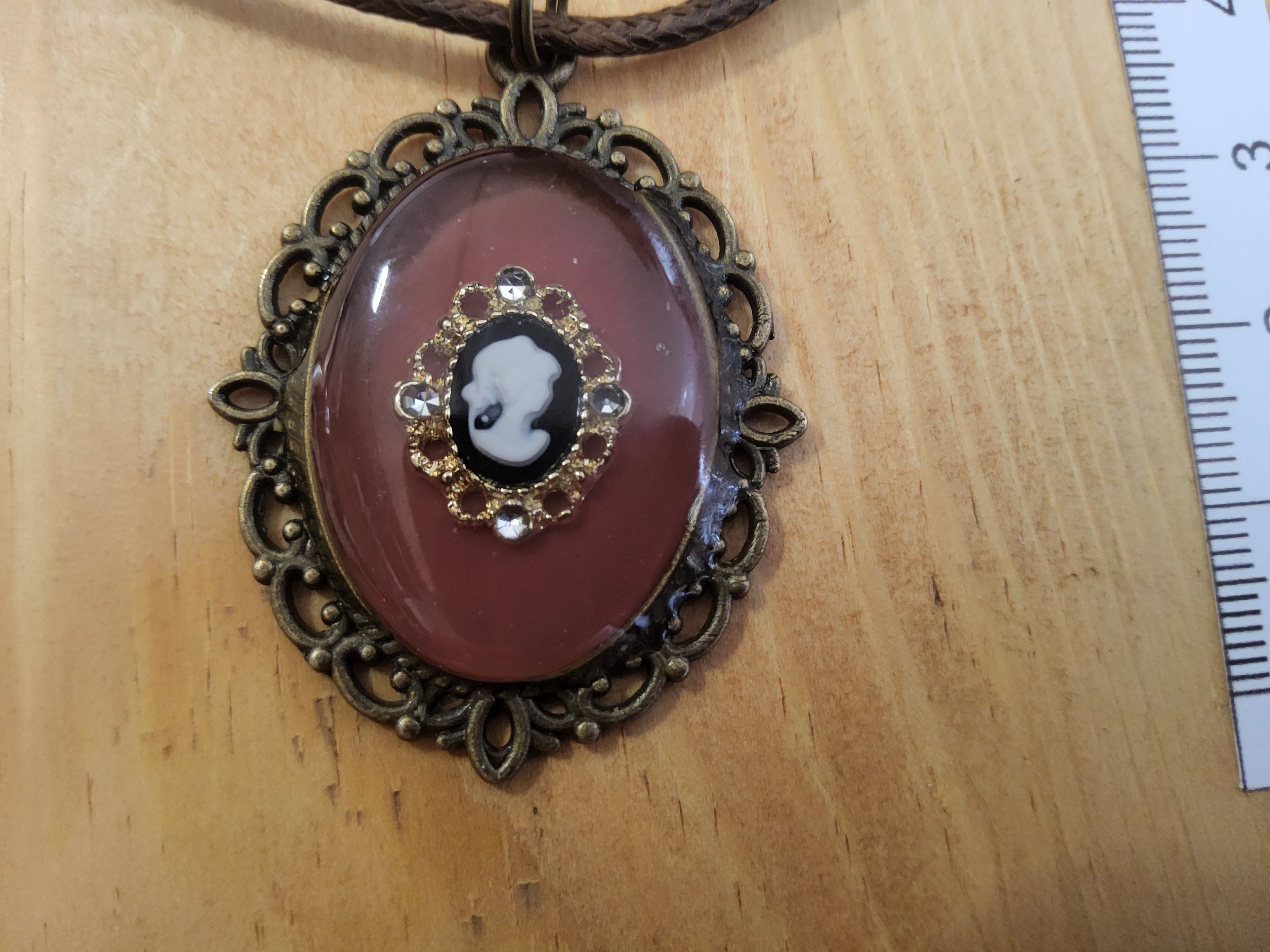 Kette mit Amulett und Farbwechsel