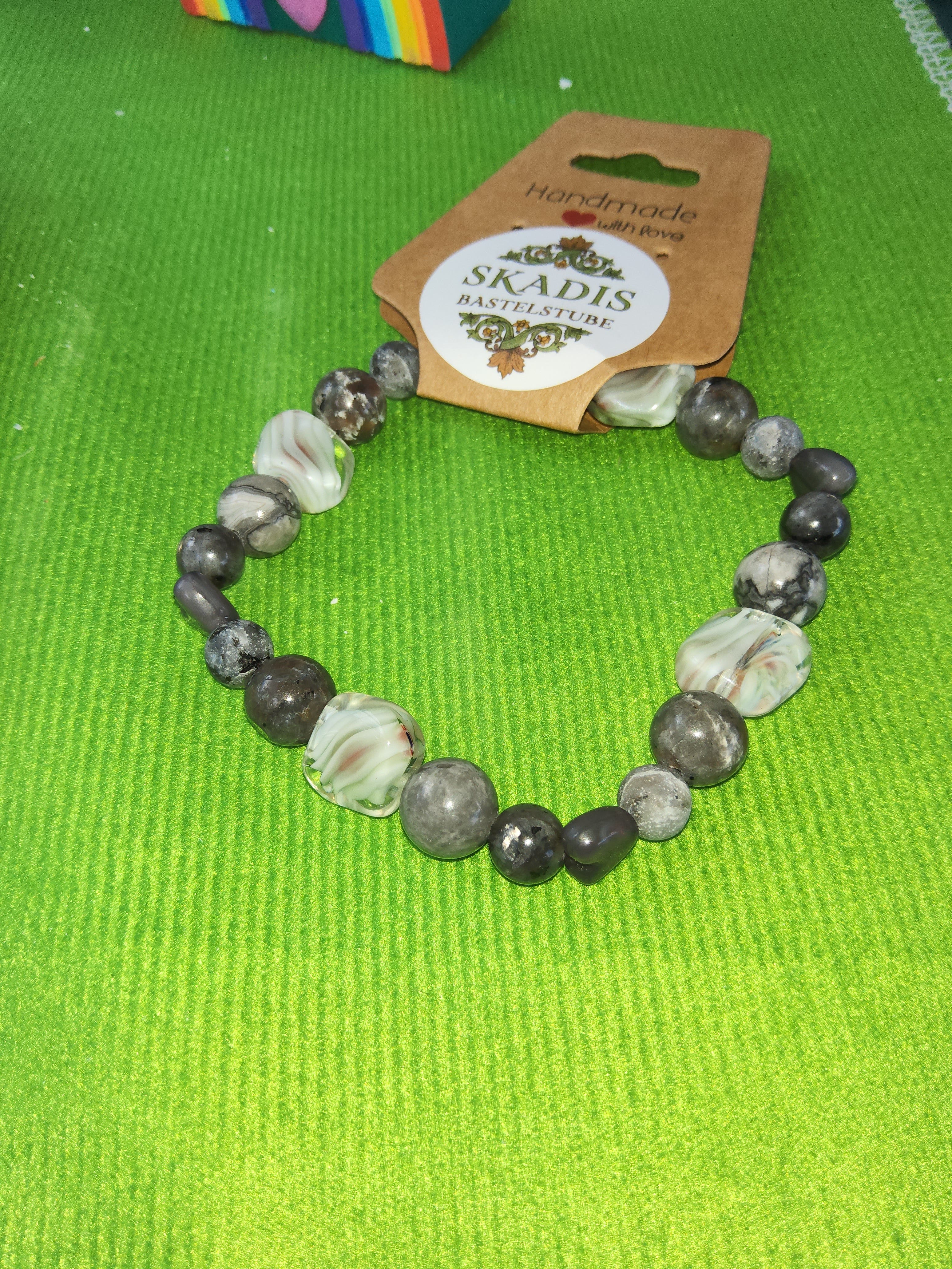 Armband mit Glasperlen und Steinperlen