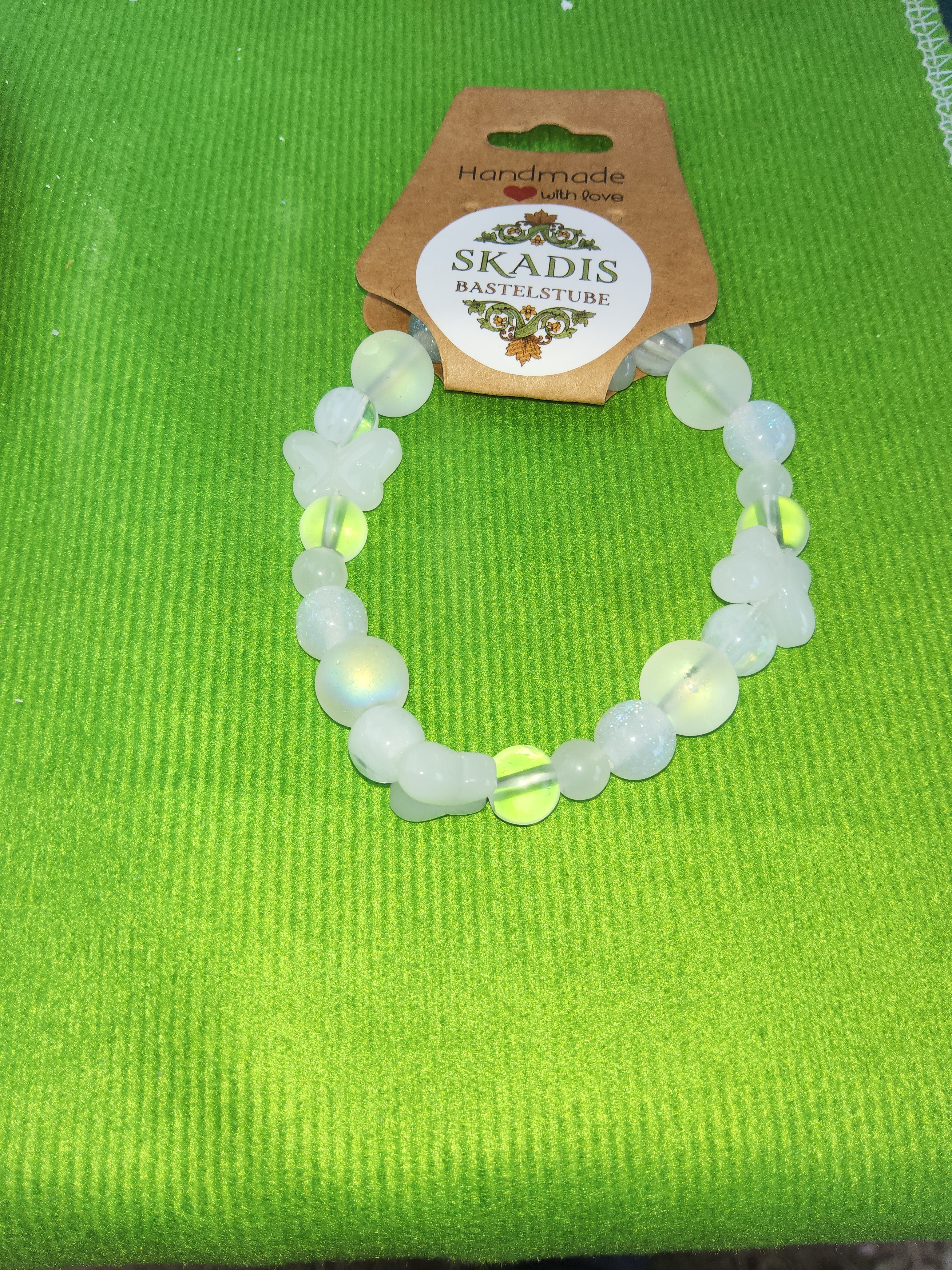 Armband mit weißen Glasschmetterlingen
