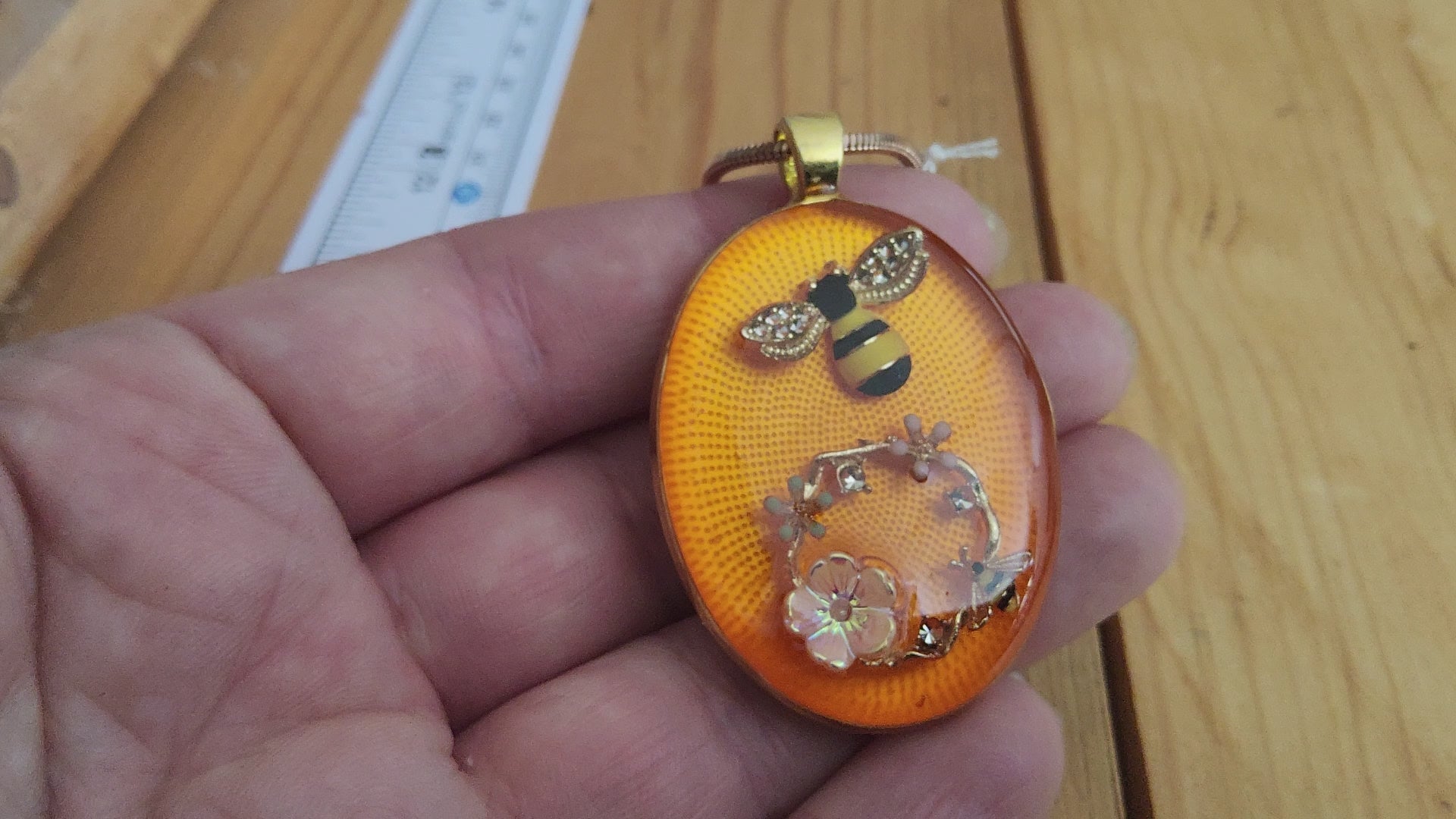 Bienenamulett