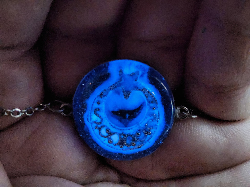 Armband mit leuchtenden Mond