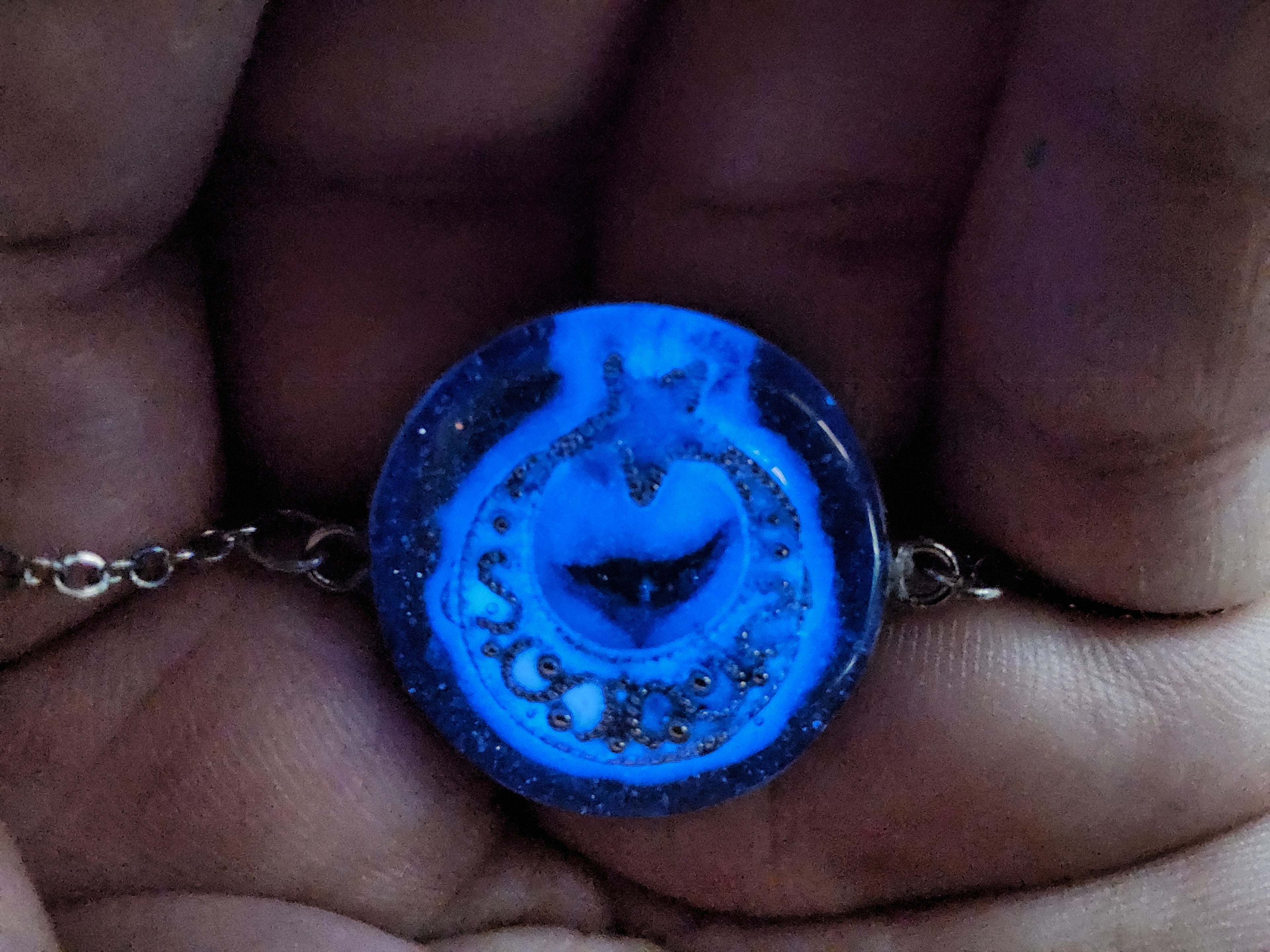 Armband mit leuchtenden Mond