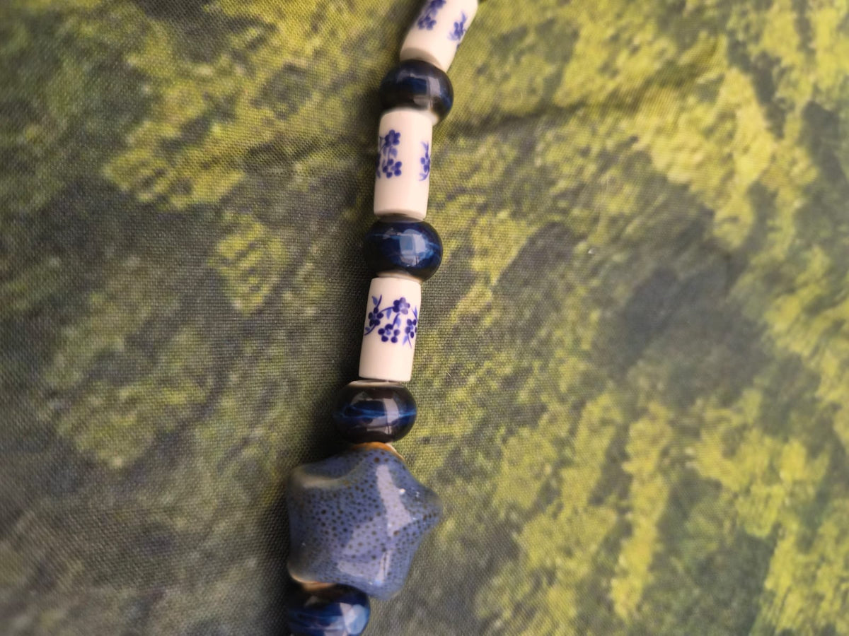 Armband mit Keramikperlen in blau