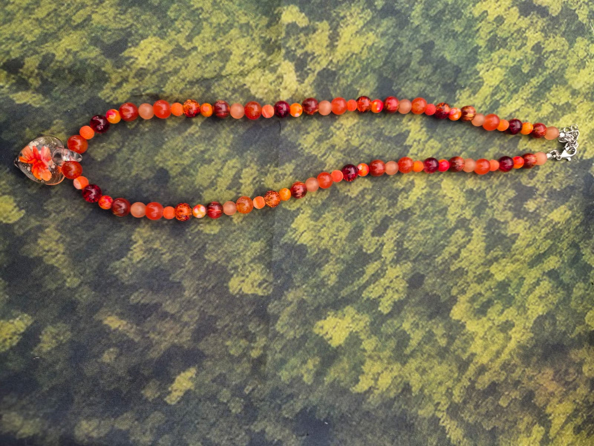 Perlenkette in orange mit Glasherz