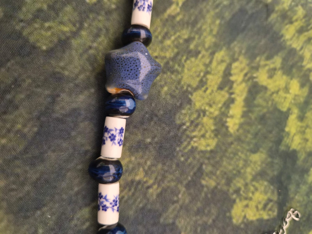 Armband mit Keramikperlen in blau