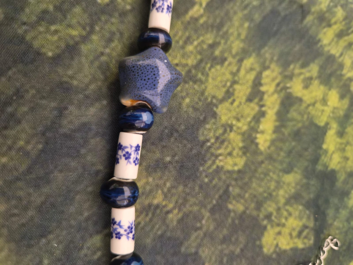 Armband mit Keramikperlen in blau