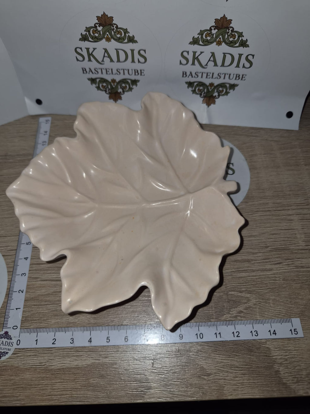 Schale in Ahornblattform in zartem orange