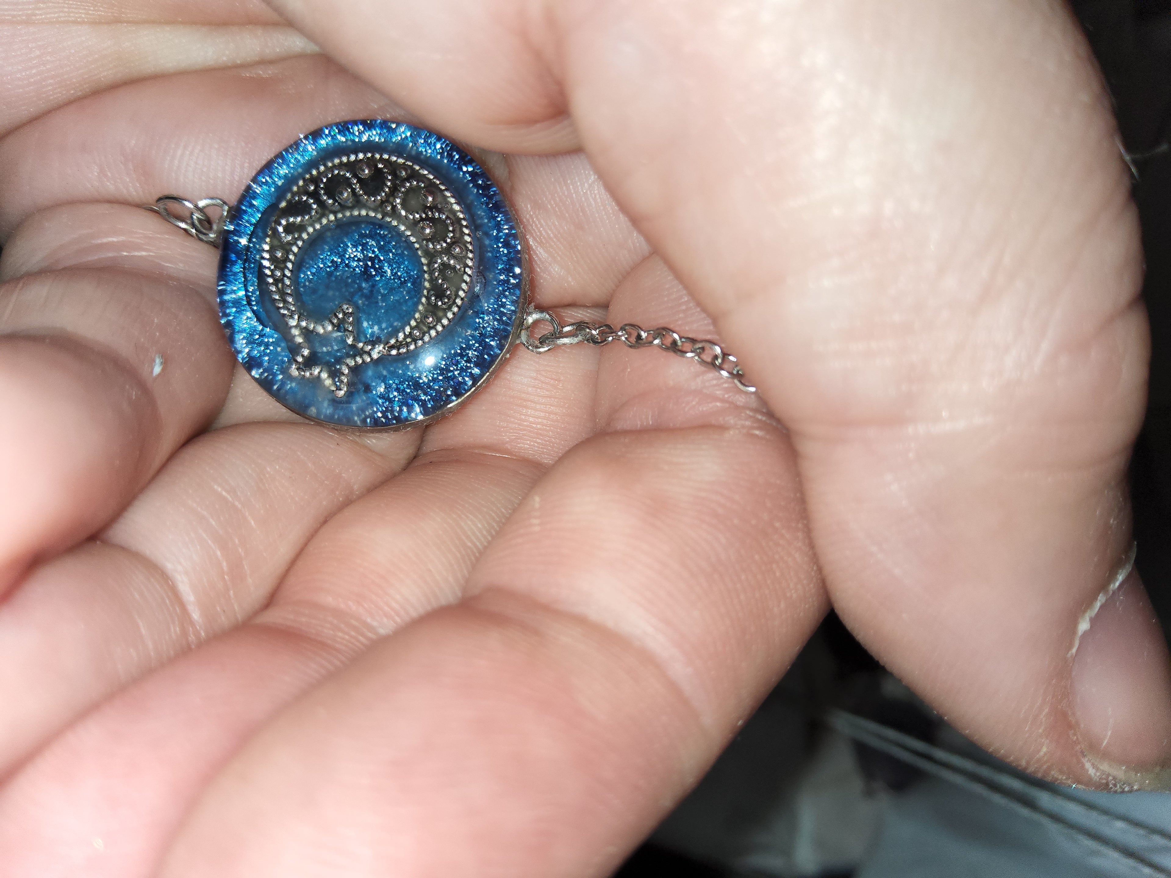 Armband mit leuchtenden Mond