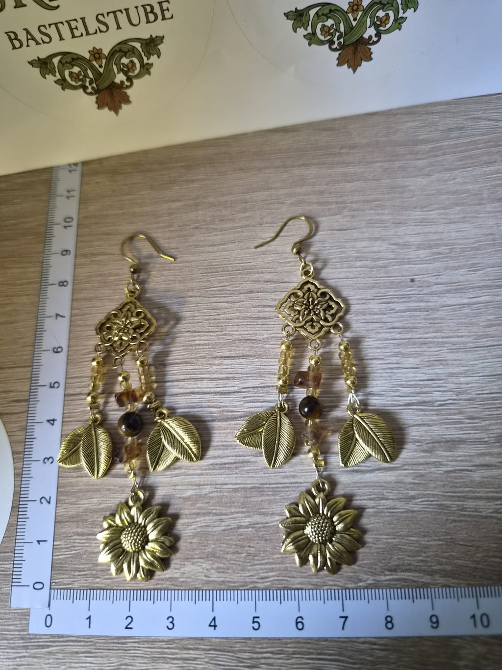 Goldige Ohrringe mit Sonnenblumen