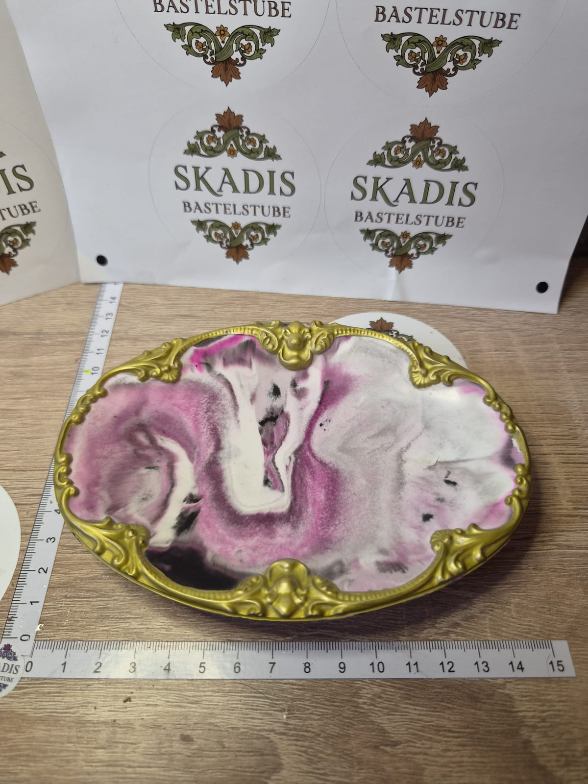 Dekotablett aus Gips in rosa, schwarz, gold