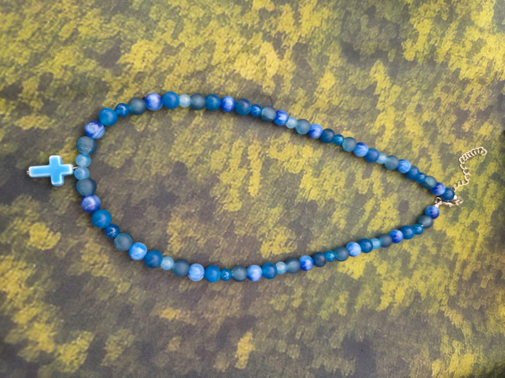 Perlenkette mit Kreuz mit Glasperlen