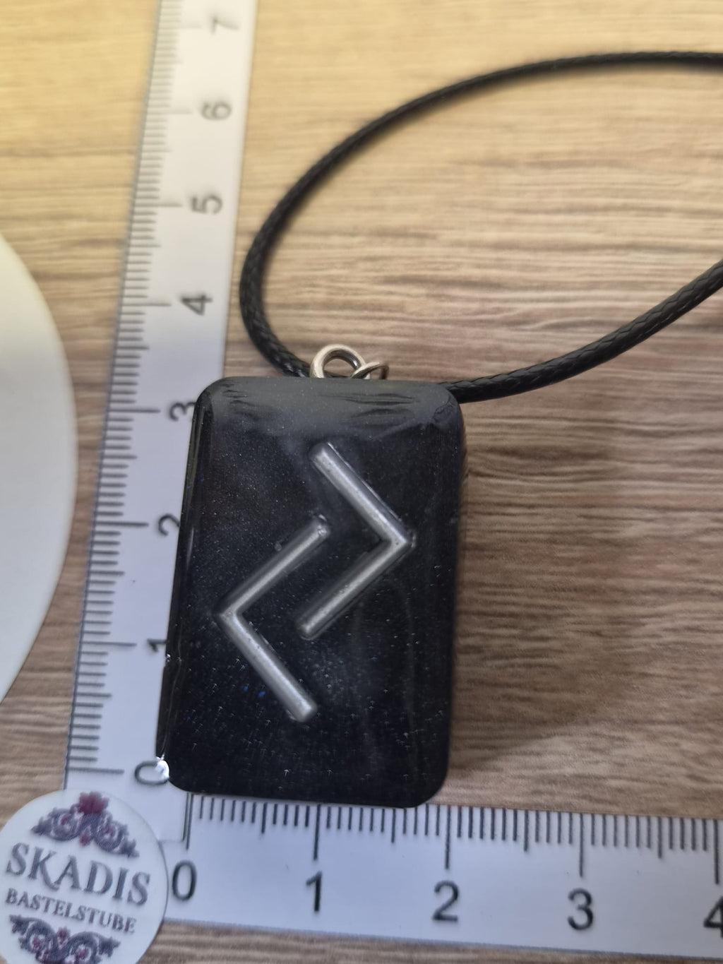 Runenanhänger Jera in Schwarz