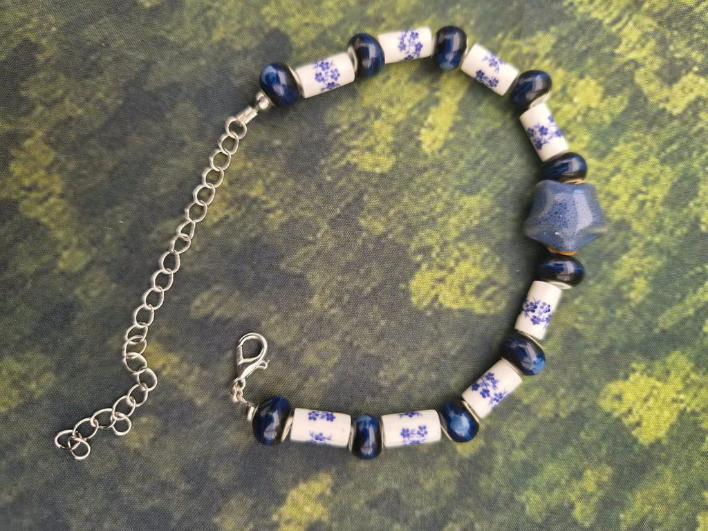 Armband mit Keramikperlen in blau