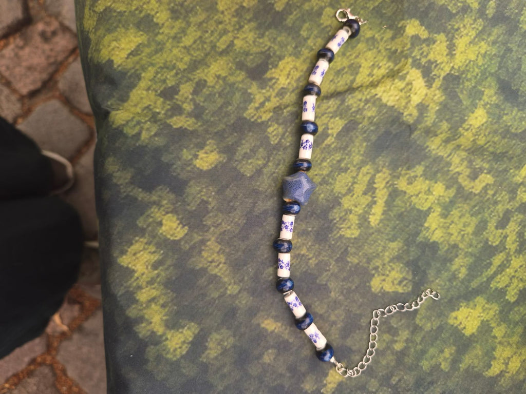 Armband mit Keramikperlen in blau