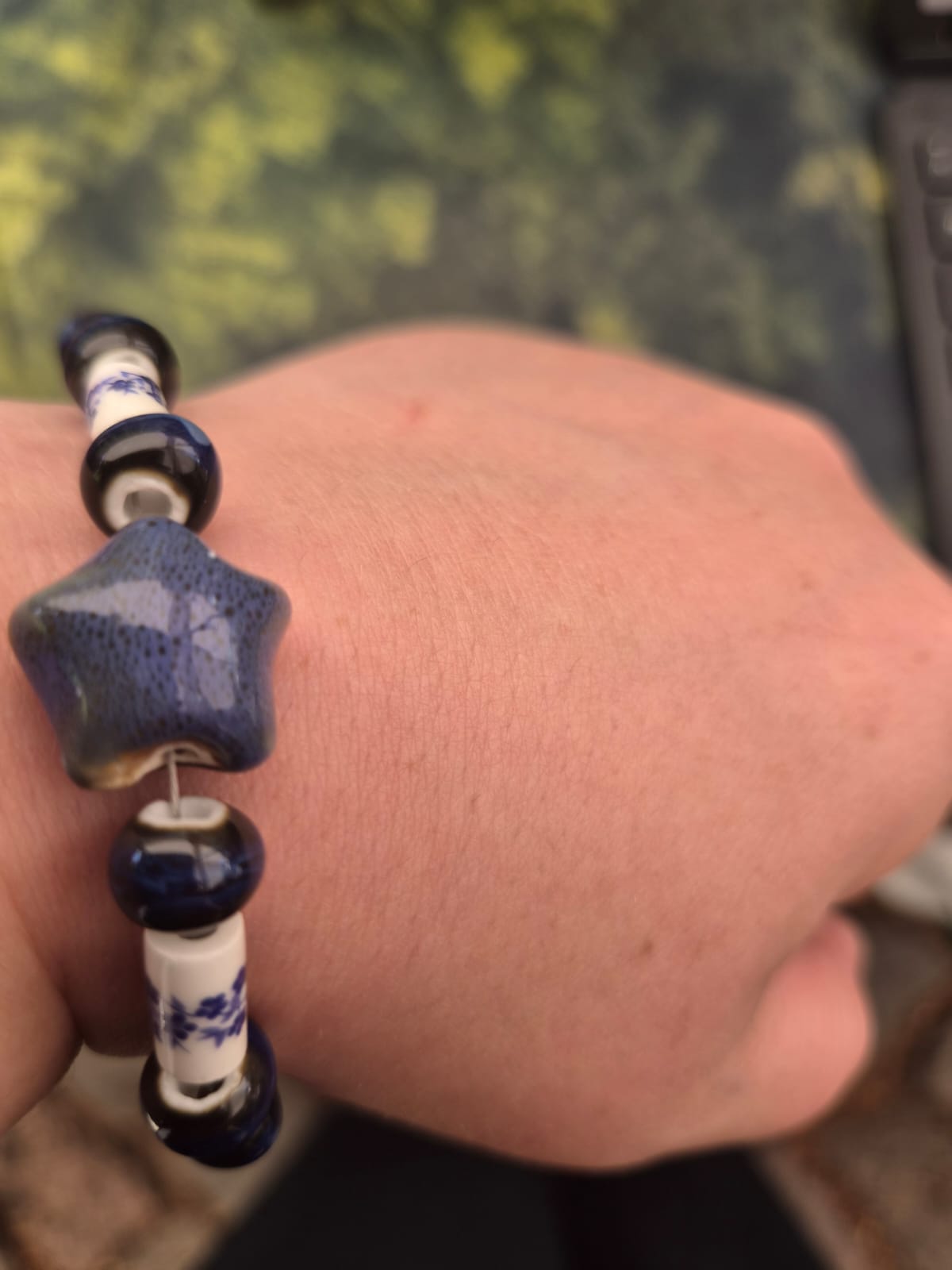 Armband mit Keramikperlen in blau