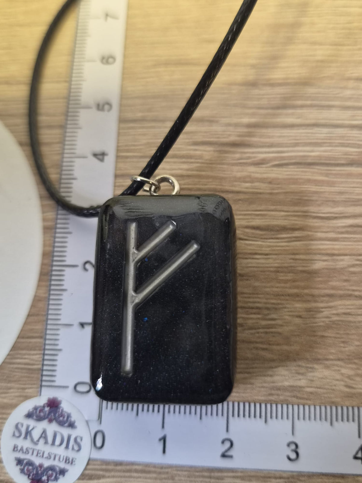 Runenanhänger Fehu in Schwarz