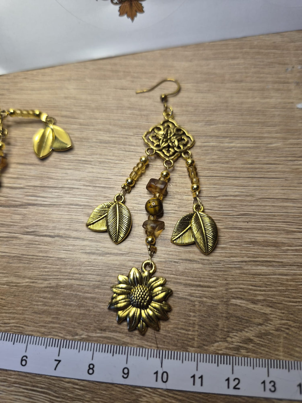 Goldige Ohrringe mit Sonnenblumen