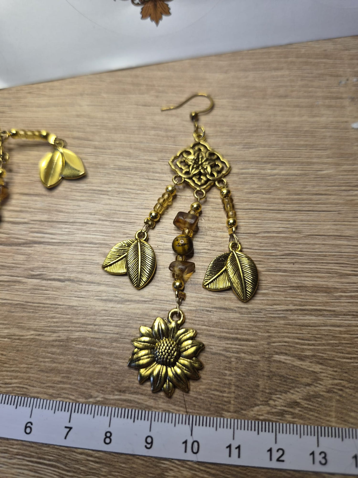 Goldige Ohrringe mit Sonnenblumen