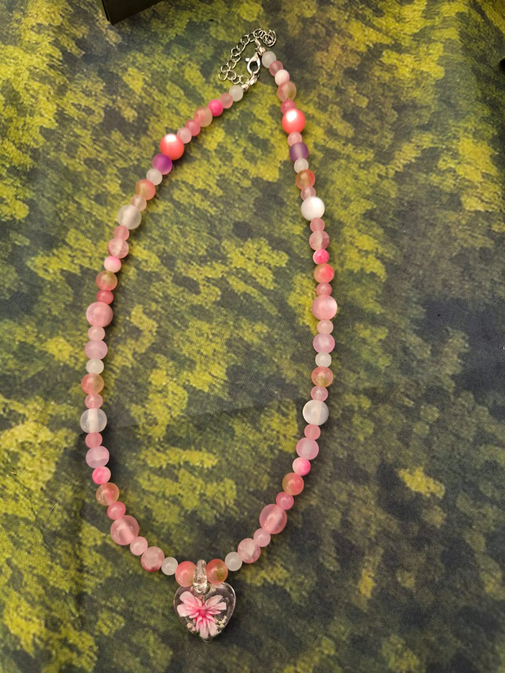 Perlenkette mit Glasanhänger in rosa