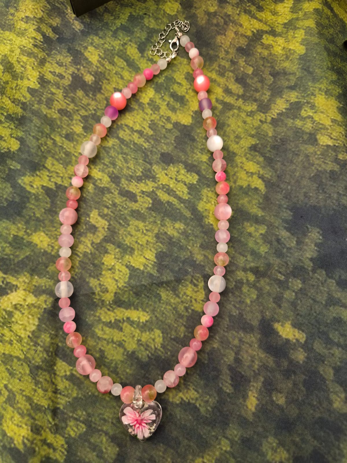 Perlenkette mit Glasanhänger in rosa