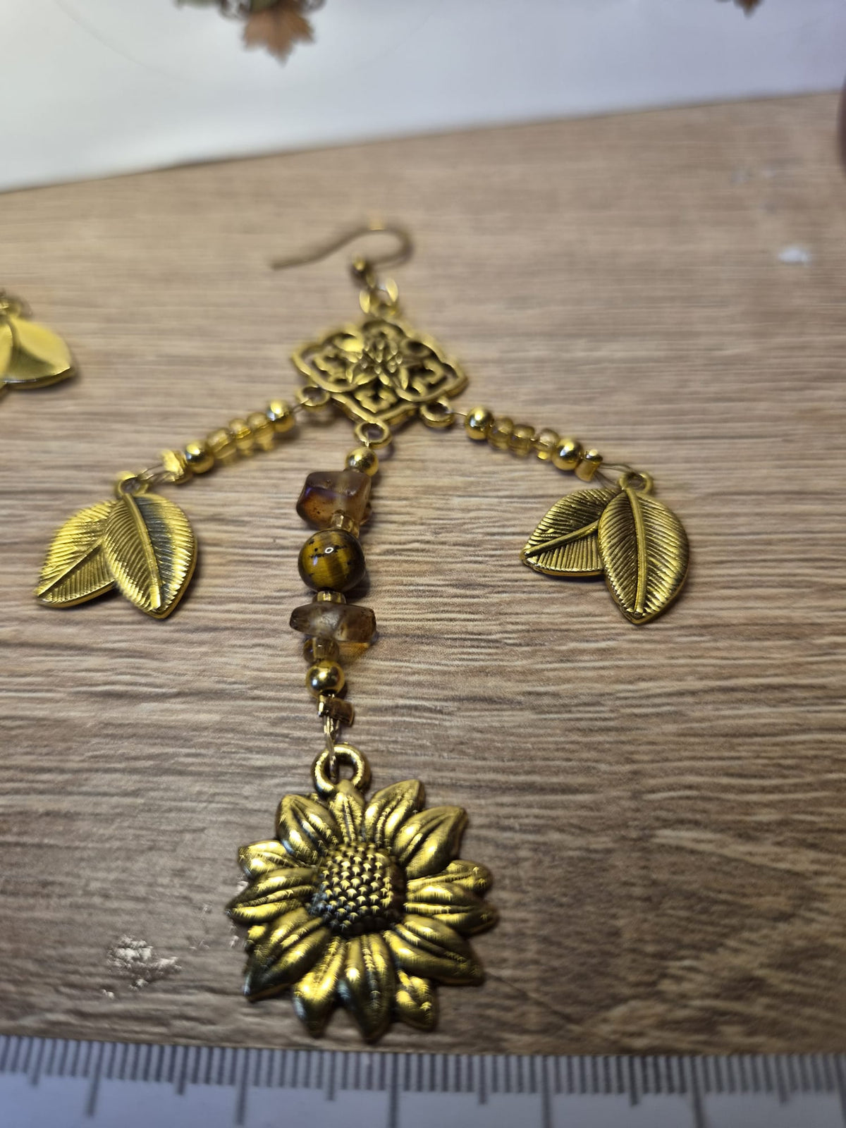 Goldige Ohrringe mit Sonnenblumen