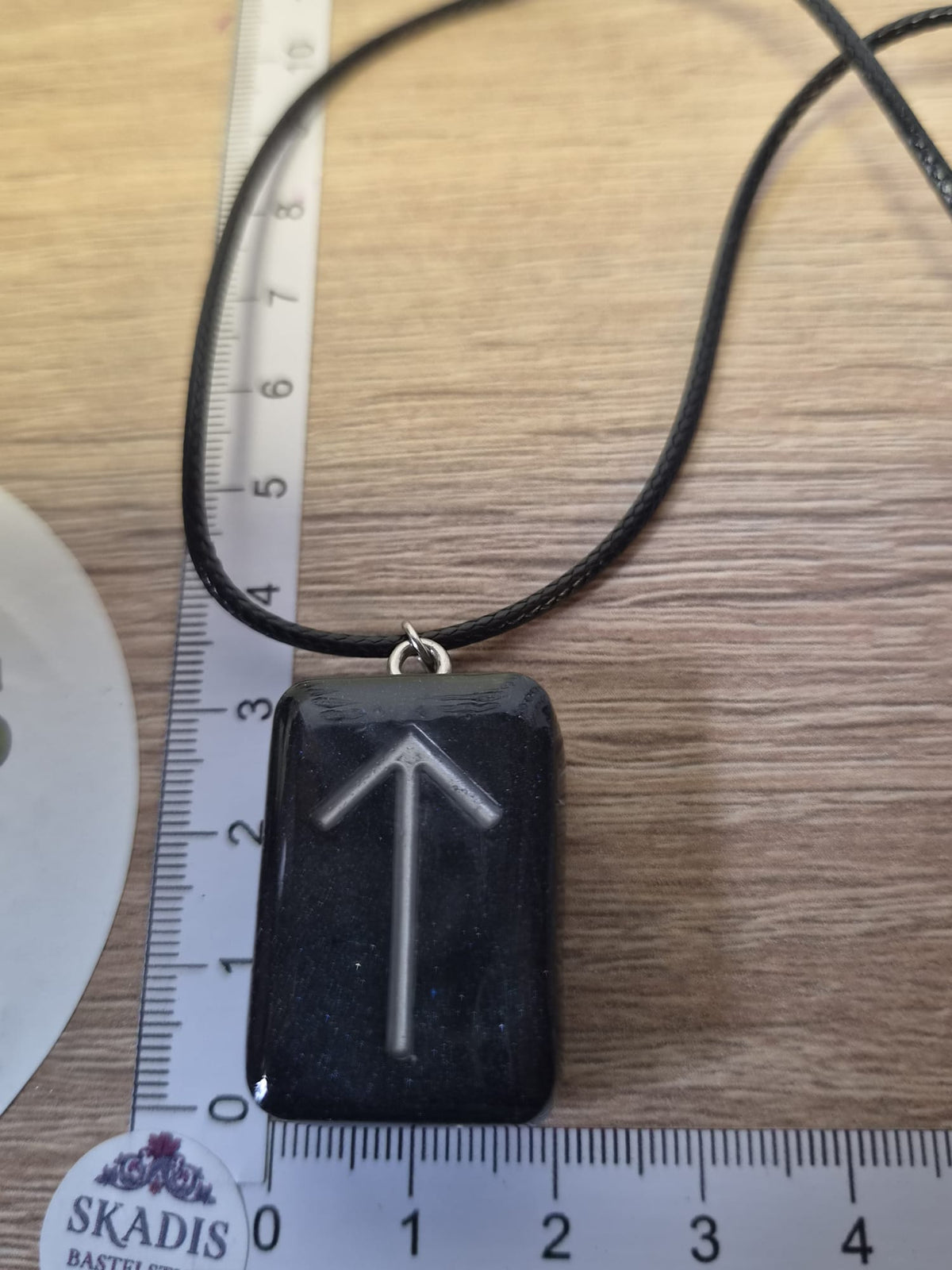 Runenanhänger Tiwaz in Schwarz