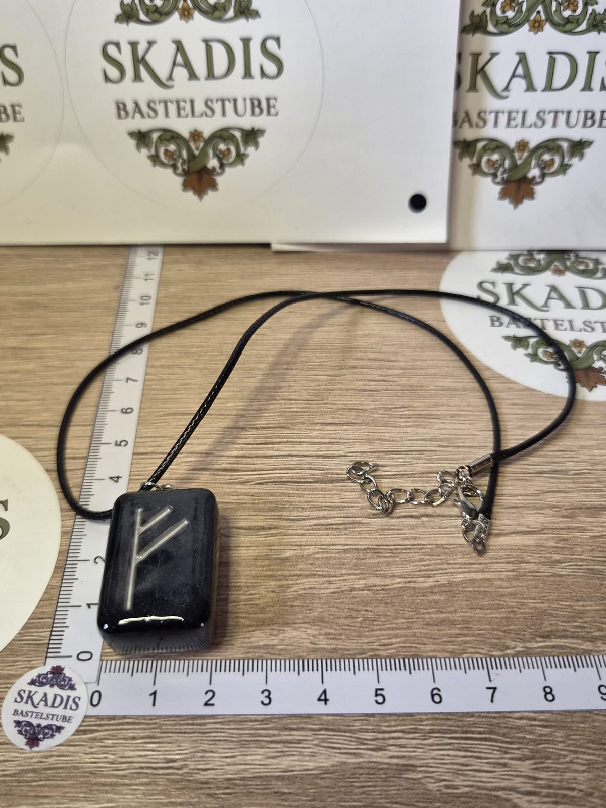 Runenanhänger Fehu in Schwarz
