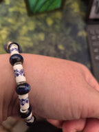 Armband mit Keramikperlen in blau