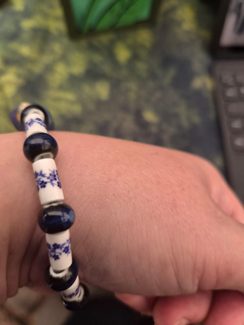 Armband mit Keramikperlen in blau