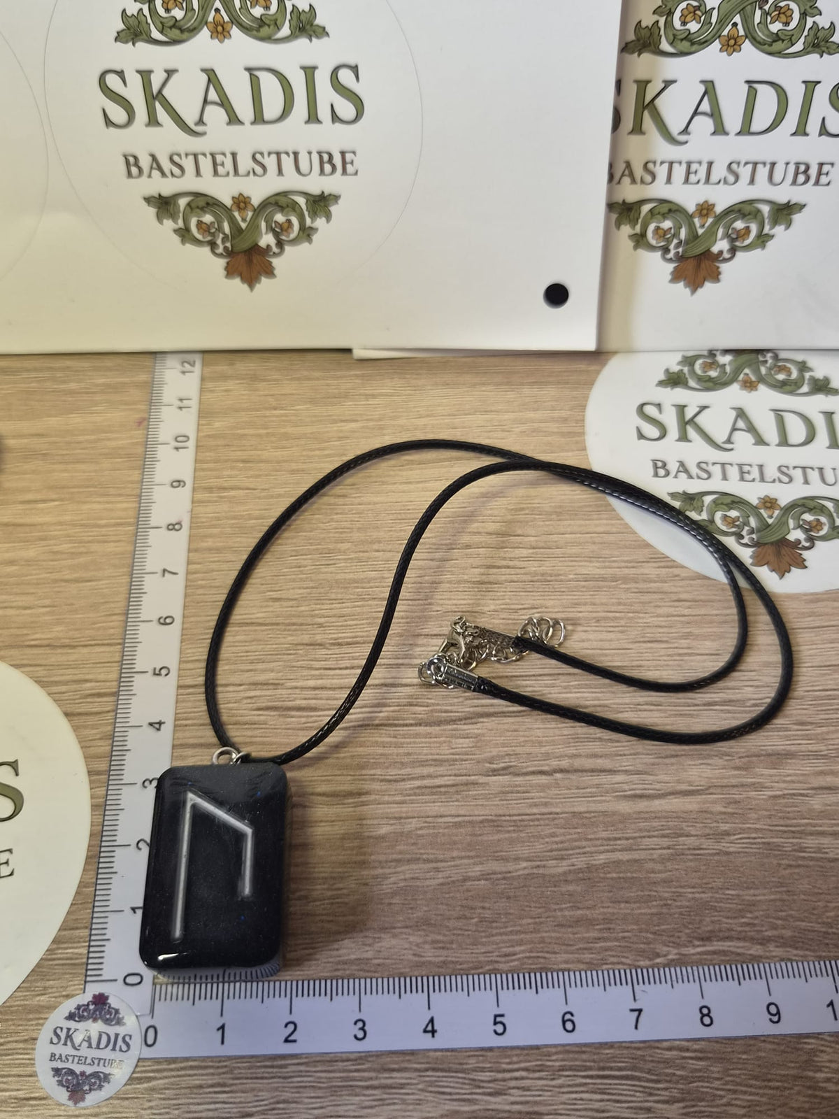 Runenanhänger Uruz in Schwarz