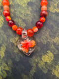 Perlenkette in orange mit Glasherz