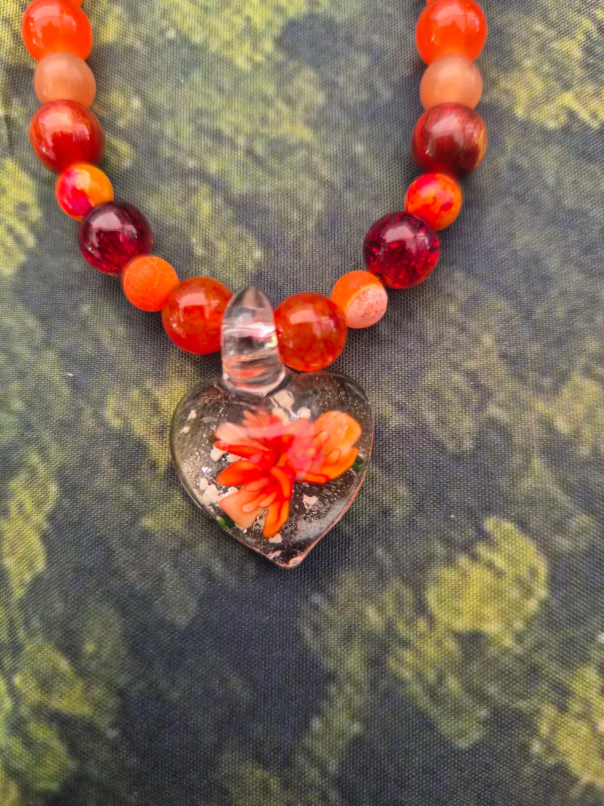 Perlenkette in orange mit Glasherz