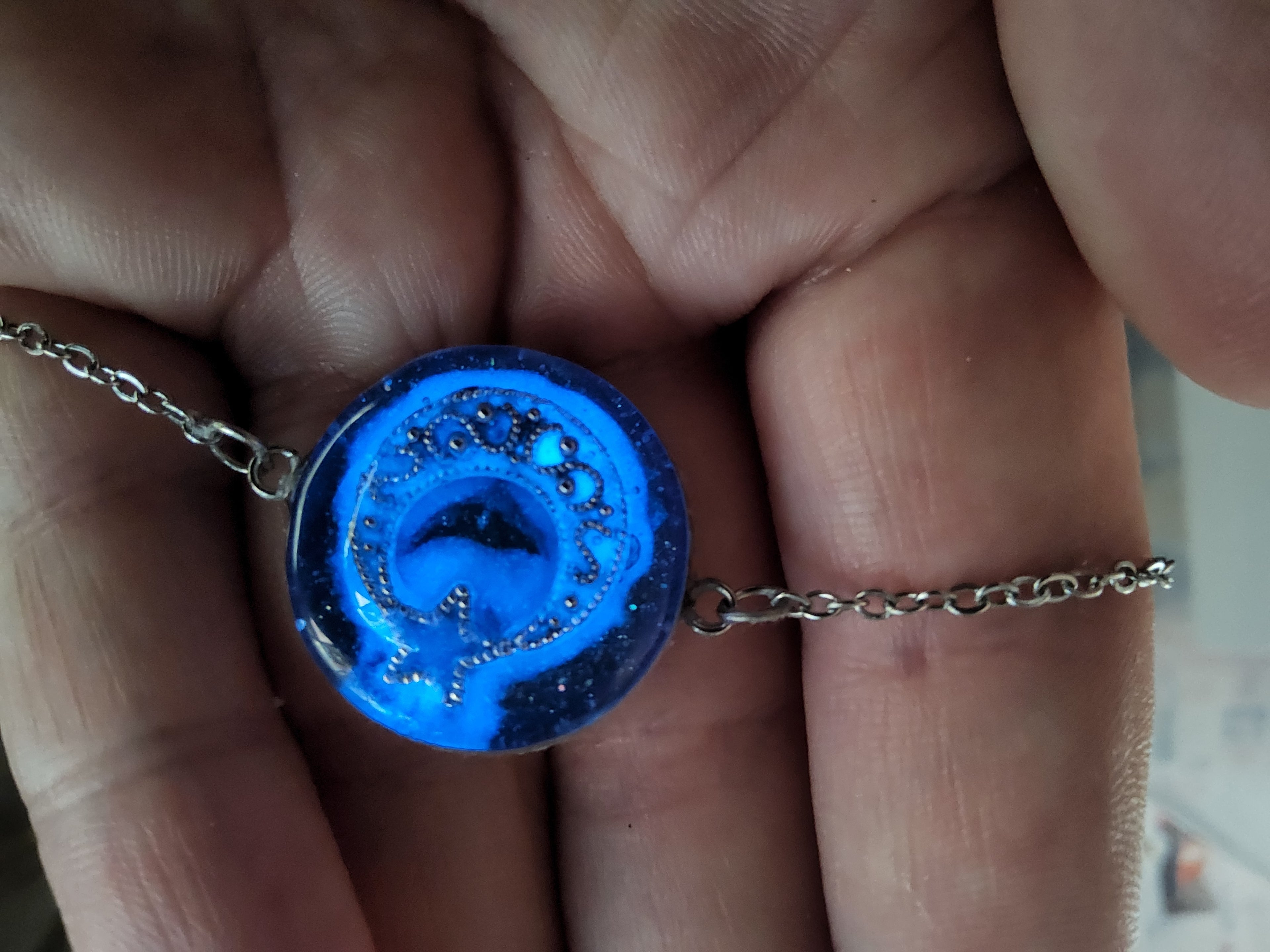 Armband mit leuchtenden Mond