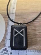 Runenanhänger Mannaz in schwarz
