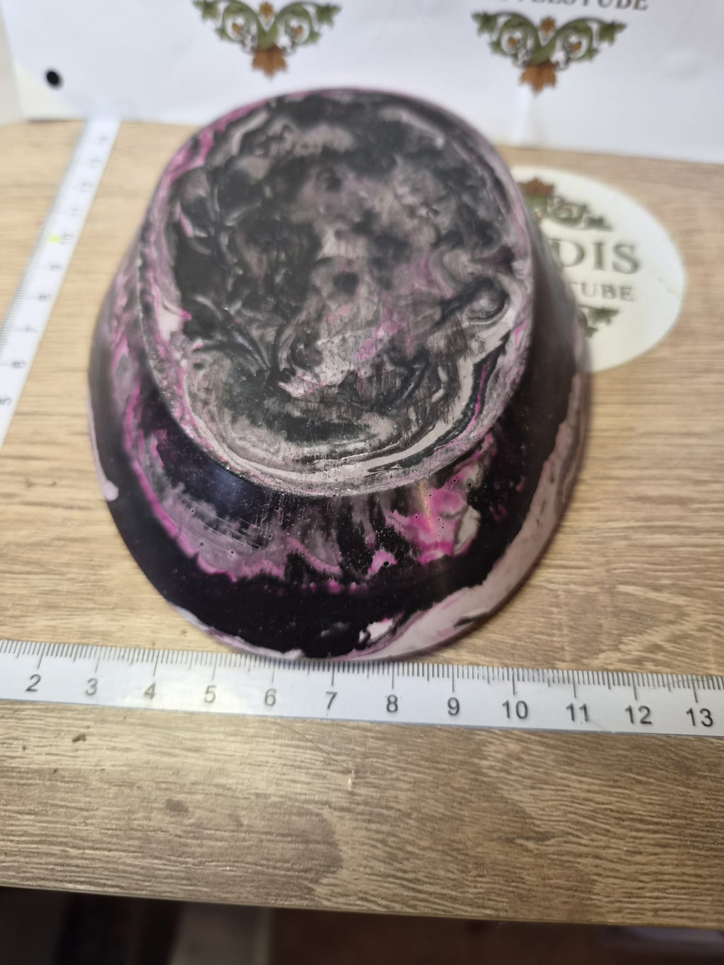 Dekotablett aus Gips in rosa, schwarz, gold