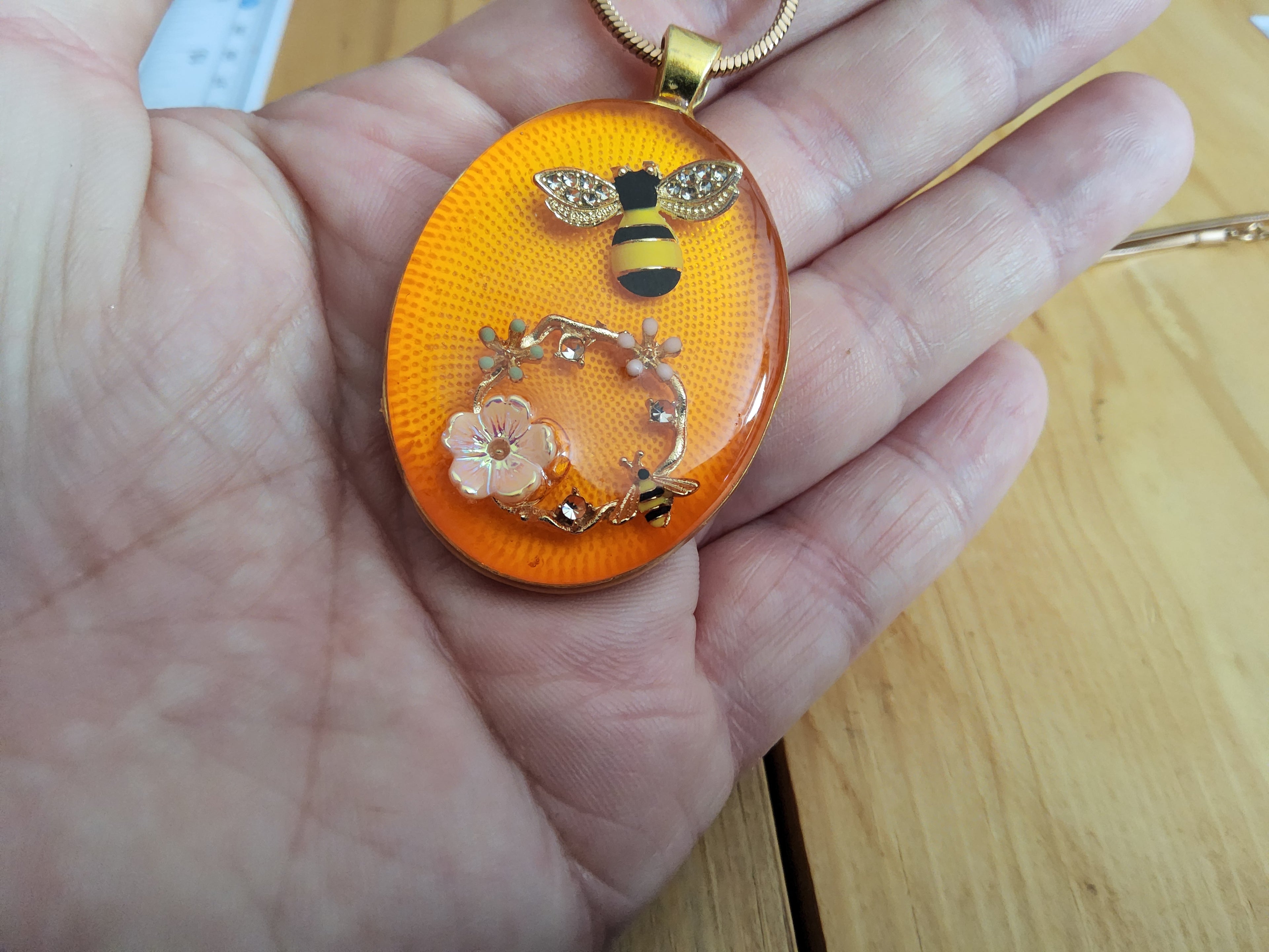 Bienenamulett
