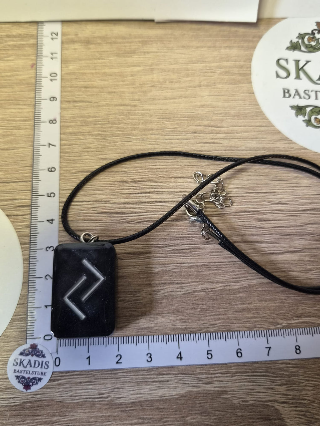 Runenanhänger Jera in Schwarz