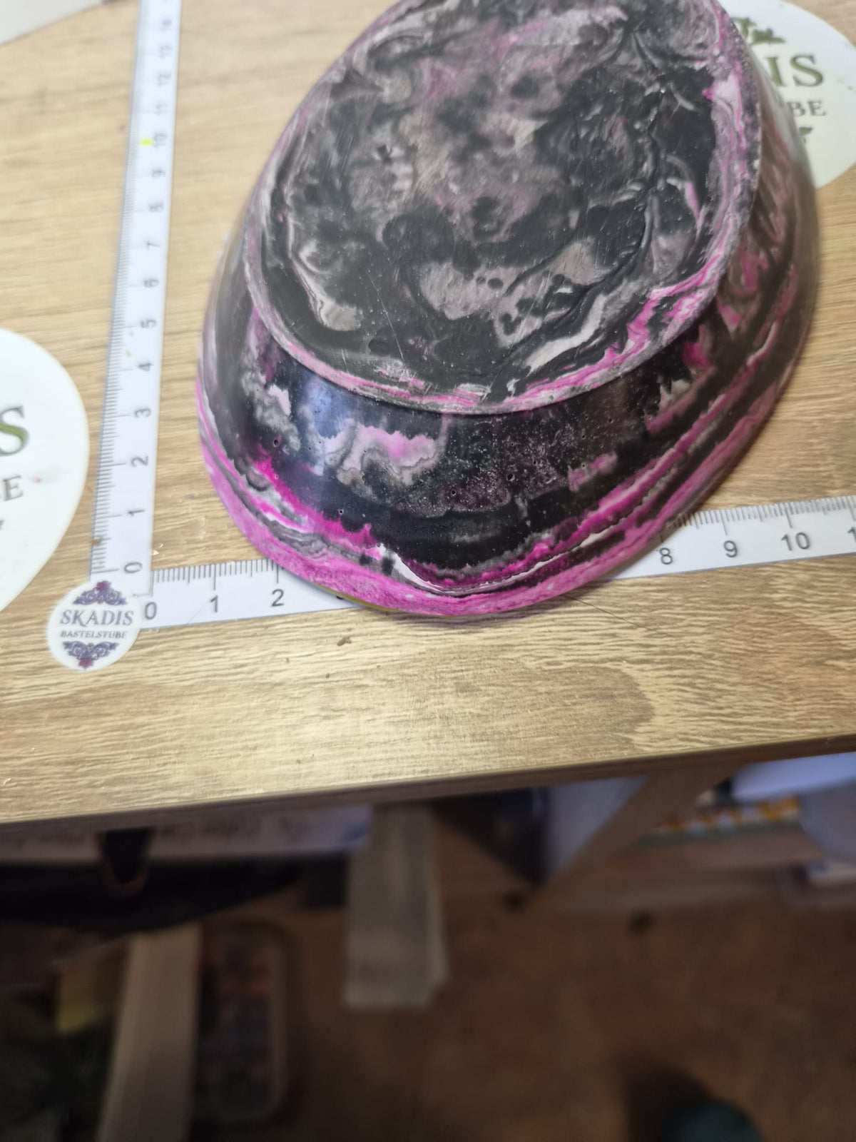 Dekotablett aus Gips in rosa, schwarz, gold