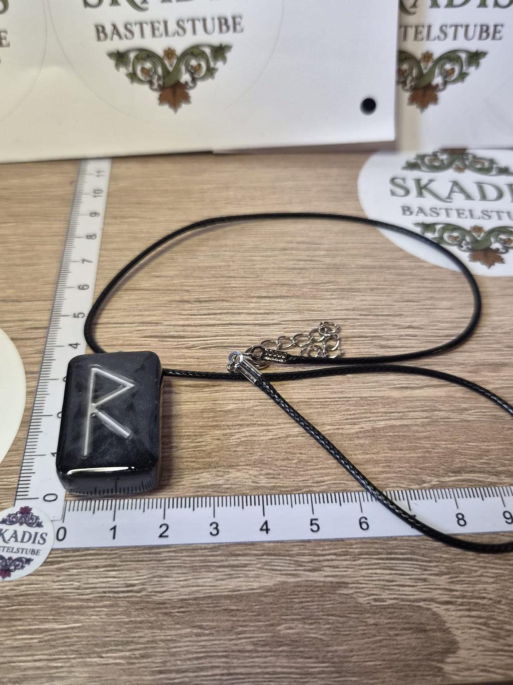 Runenanhänger Raidho in schwarz