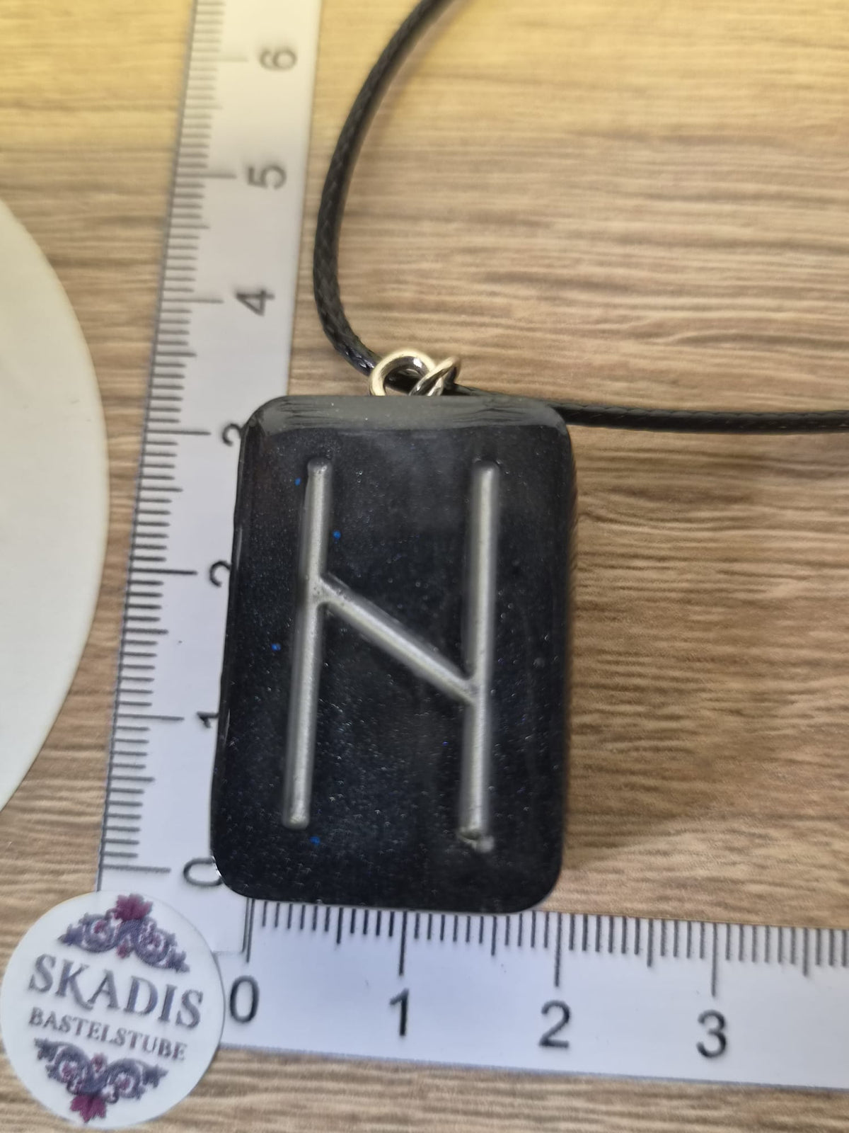 Runenanhänger Hagalaz in Schwarz