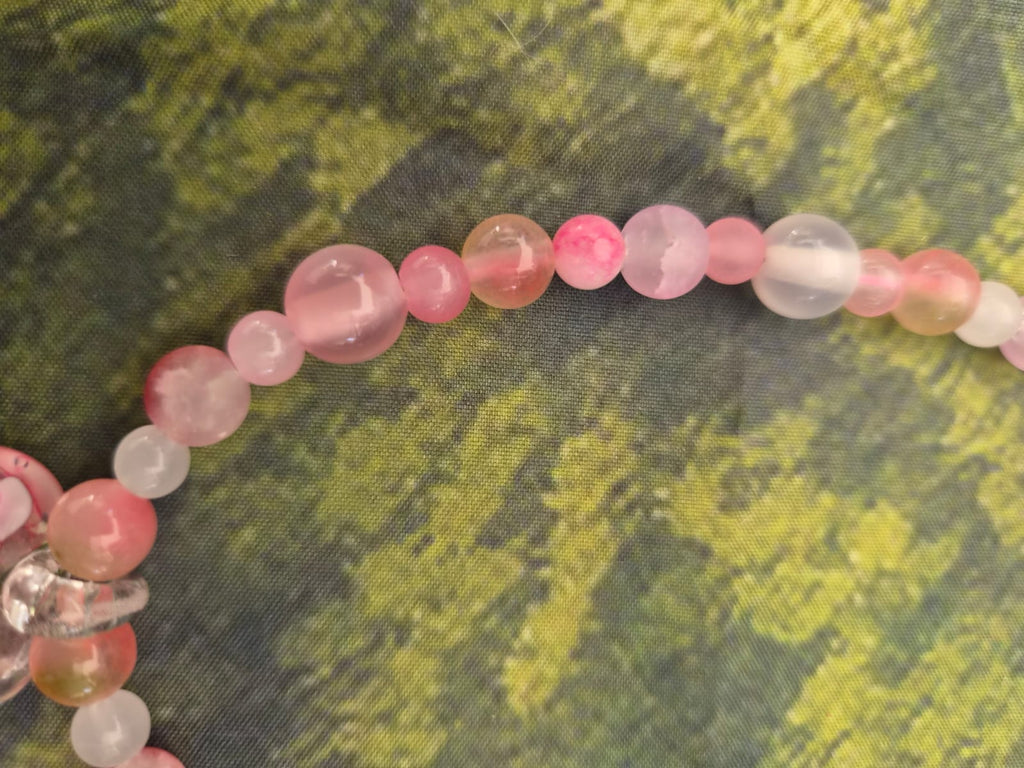 Perlenkette mit Glasanhänger in rosa