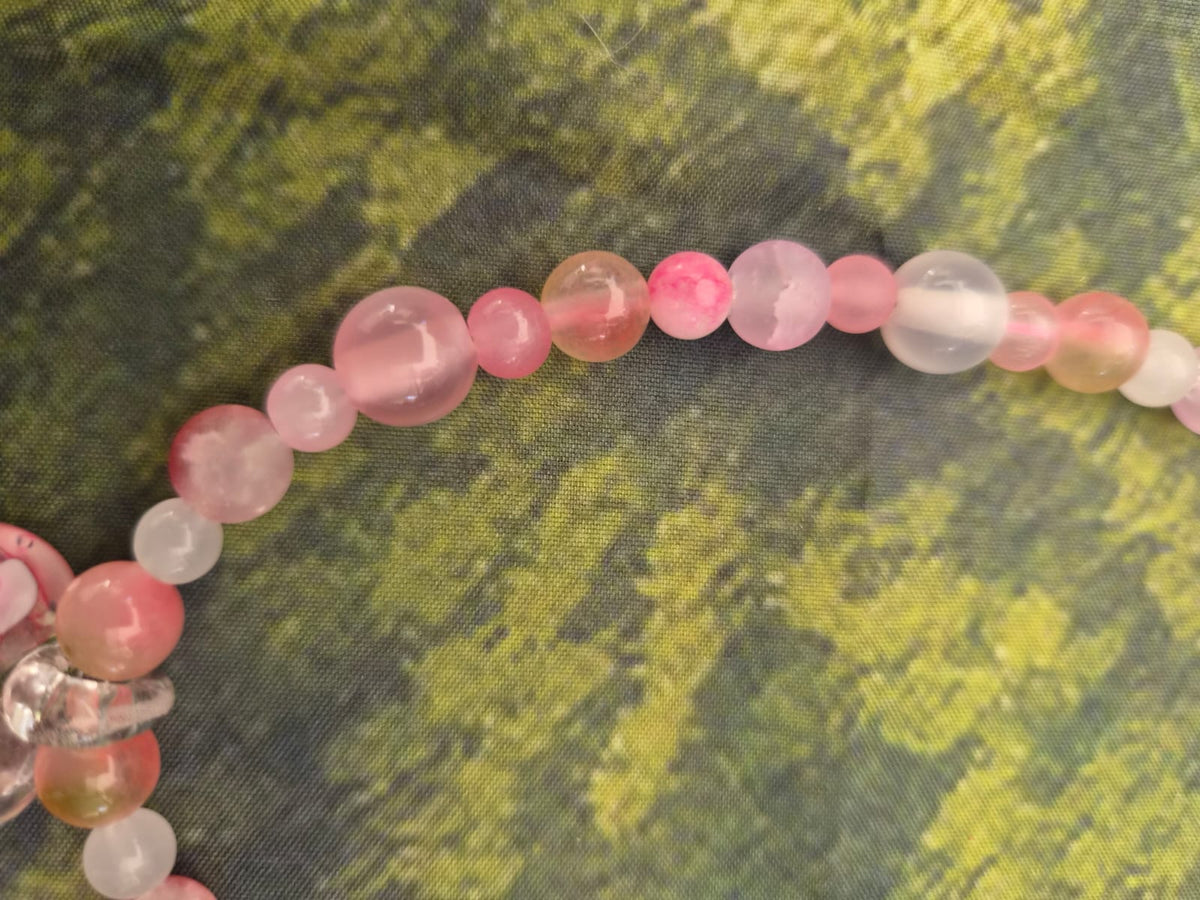 Perlenkette mit Glasanhänger in rosa