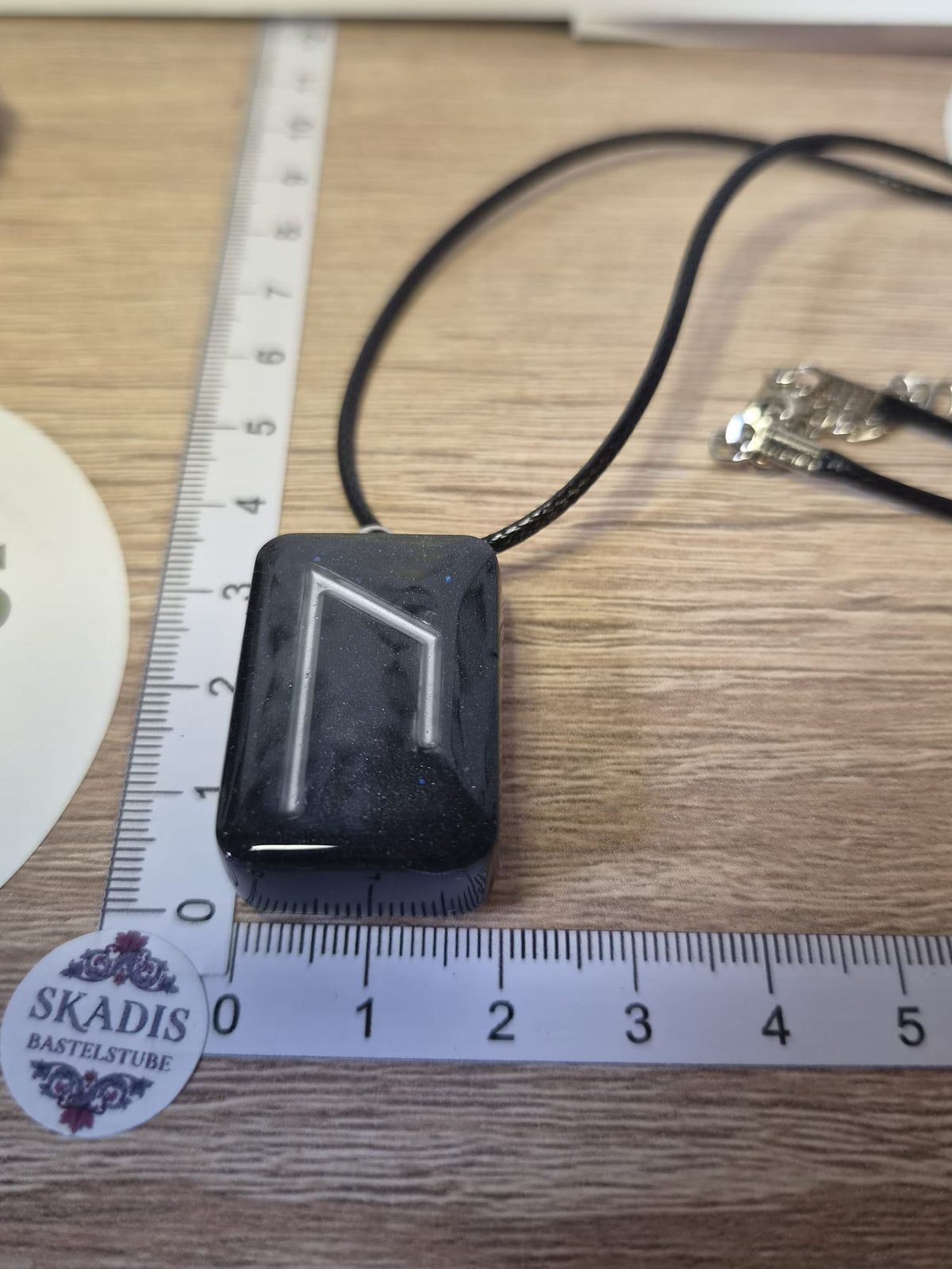 Runenanhänger Uruz in Schwarz